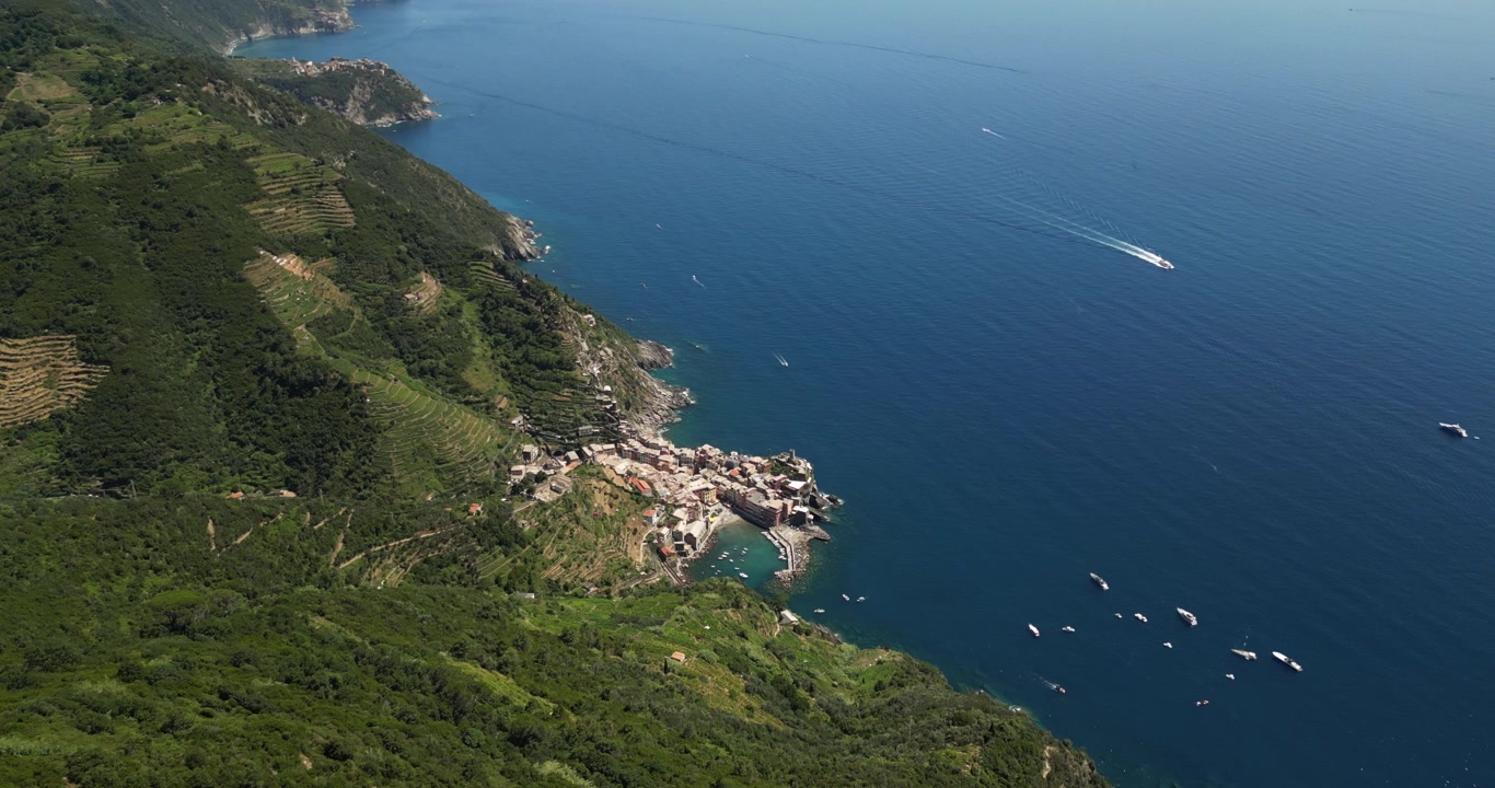 Borghi costieri delle Cinque Terre con coste frastagliate nella regione Liguria, Italia. Ripresa aerea con drone.