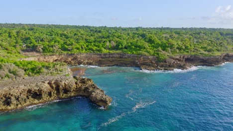 沿著熱帶海岸線的boca de yuma的岩石灣,加勒比海,空中