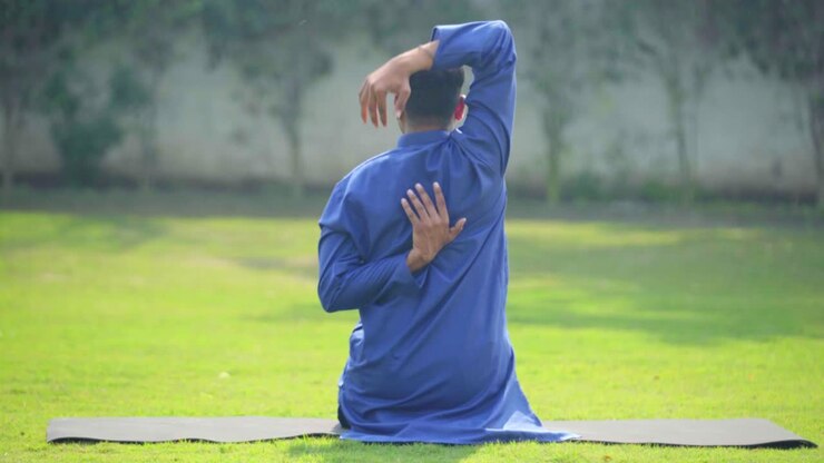 cara de vaca postura de yoga ángulo de la espalda