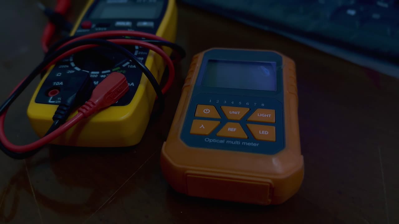광학 전력 미터 케이블 테스트 및 나무 테이블에 멀티 미터