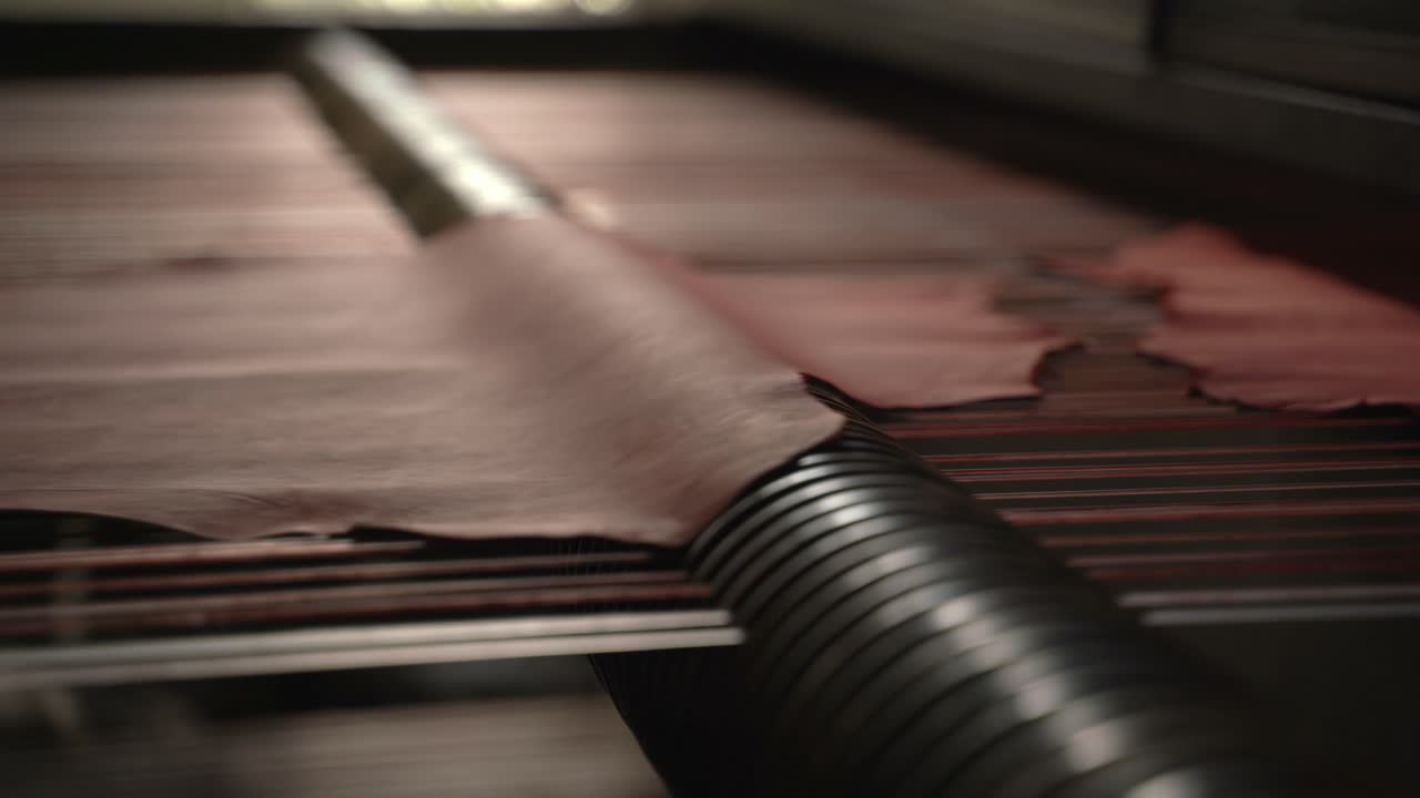 cinta transportadora industrial que mueve pieles de cuero en una planta de fabricación