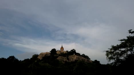 wat phra phut thachai 是一個旅遊景點, 吸引外國人和泰國人尋求祝福