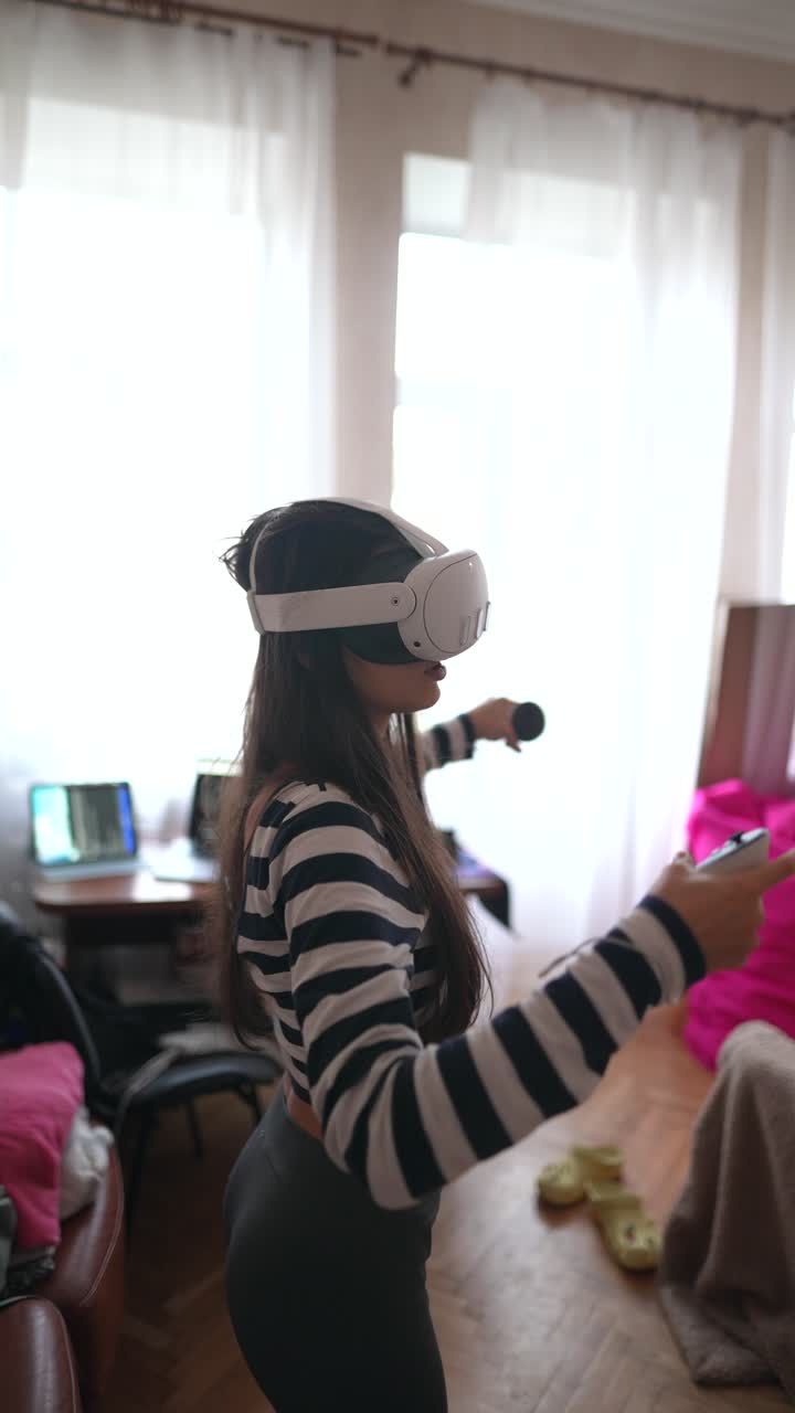 Donna che gioca a un gioco VR a casa
