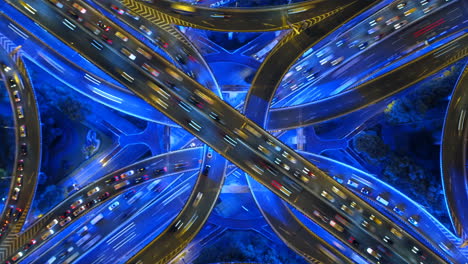 vista aérea nocturna de una compleja intersección de autopista