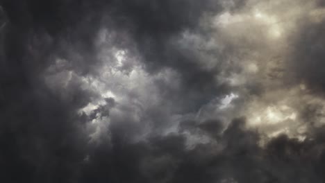 Blitzeinschläge-In-Dunklen-Wolken,-Gewitter