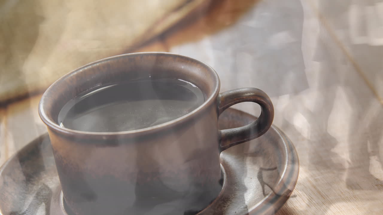 커피 컵 위 를  ⁇ 고 있는 사람 들 의 애니메이션