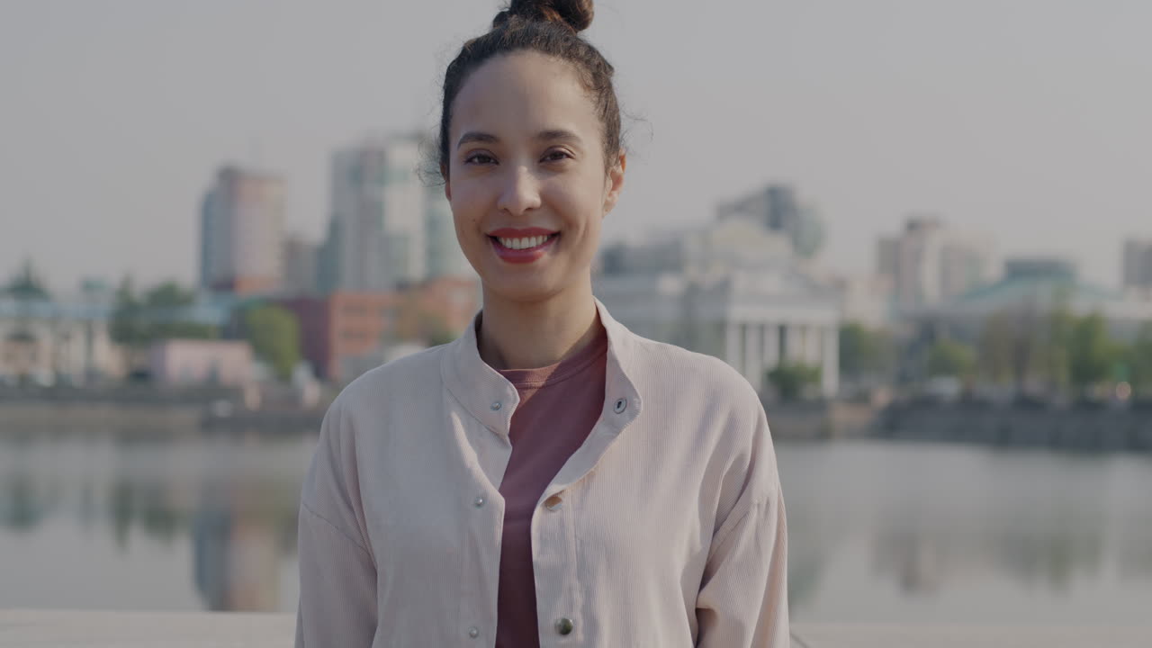 Mulher sorridente na cidade