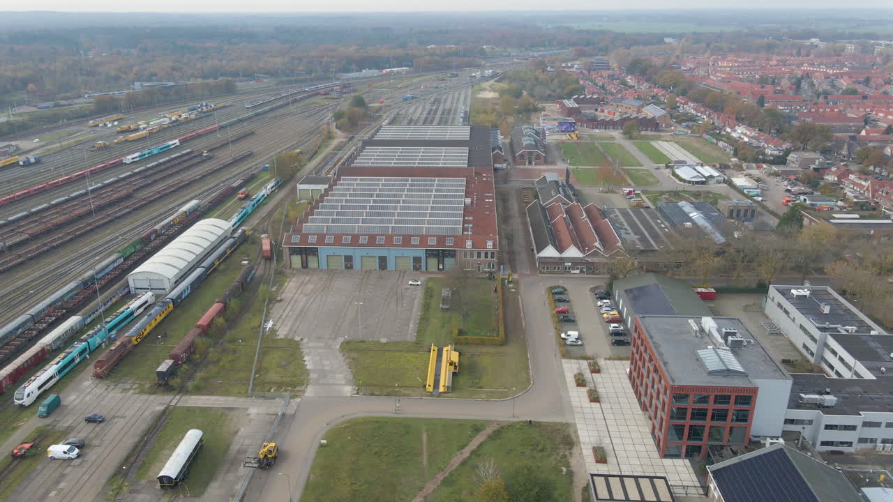 오래된 작업장이 있는 기차 마당의 지브