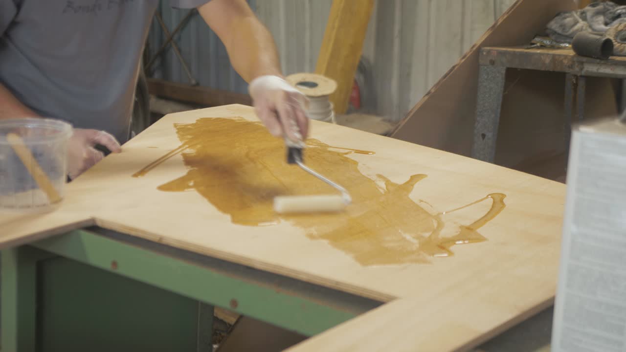 Applying epoxy coat to Okoume plywood for waterproofing