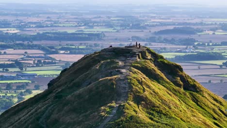 Drohnenaufnahmen-Vom-Gipfel-Des-Roseberry-Topping,-Einem-Markanten-Hügel-Im-Nationalpark-North-York-Moors,-Mit-Blick-Auf-Die-Umliegende-Landschaft