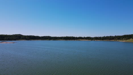 Panorámica-Desde-La-Vista-Del-Lago-Para-Mostrar-Una-Isla-De-Pájaros