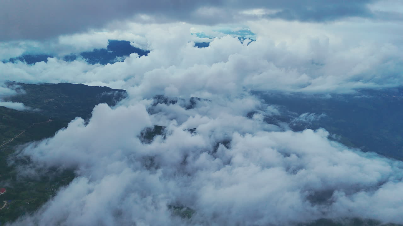 네팔 마을 dolakha의 하늘 위의 구름의 드론  아름다운 풍경 푸른 지평선과 평온
