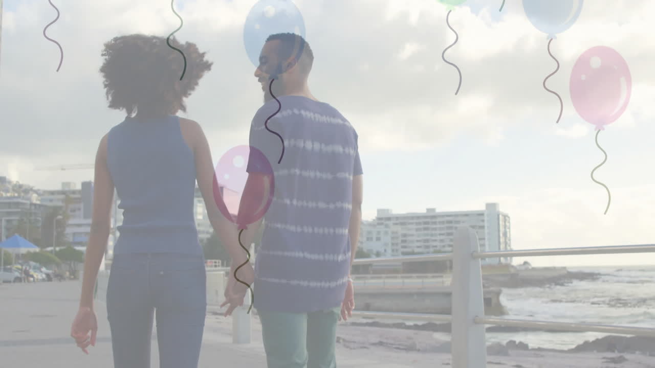 Coppia che cammina sul lungomare tenendo palloncini colorati, in una scena animata