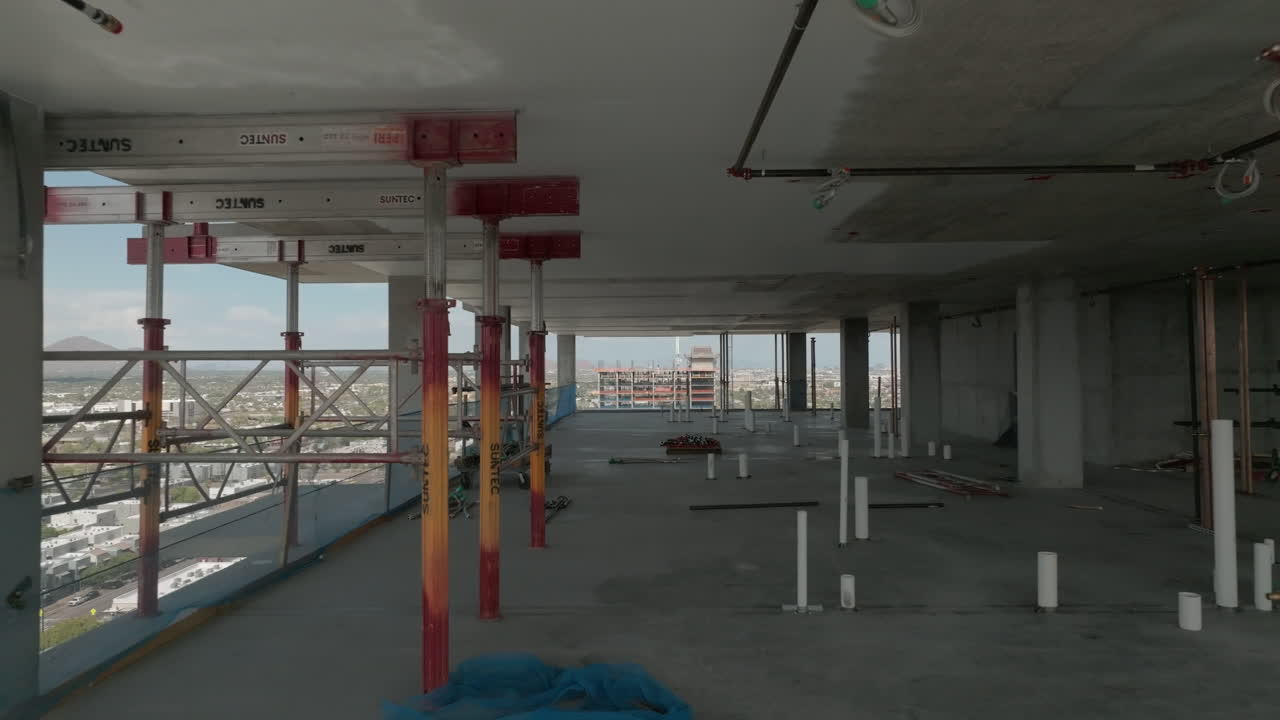 toma cinematográfica de drones volando a través de la construcción del hotel, toma aérea