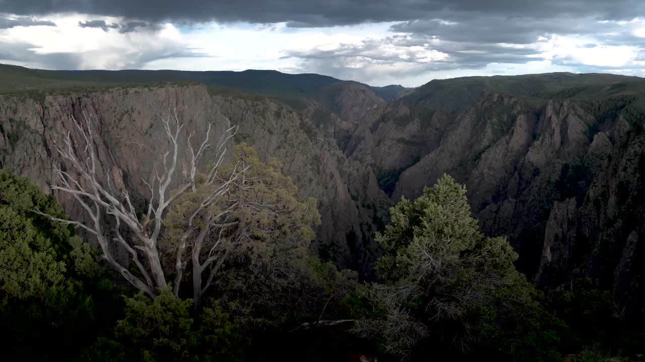 montañas rocosas del oeste de colorado con depresión de la pared rocosa, toma aérea de la derecha del carro
