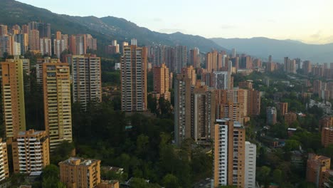 Volando-Entre-Edificios-De-Apartamentos-En-Colombia-En-Un-Día-Despejado-Al-Atardecer