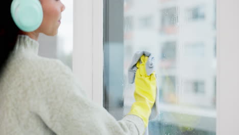 Auriculares,-Ventana-Y-Mujer-Con-Spray-Limpiando-Un-Vaso