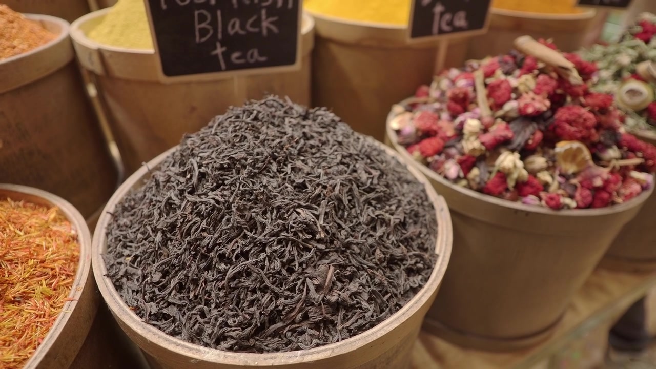 Assortimento di tè sfuso ed erbe essiccate in contenitori del mercato