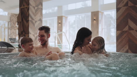 Moderno-Centro-Balneológico-Con-Agua-Termal-Familia-Feliz-Con-Niños-Se-Relaja-En-El-Baño