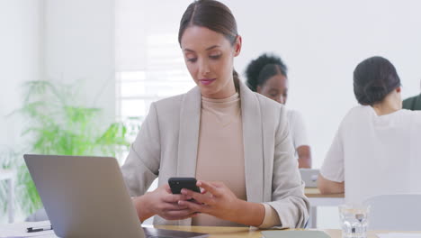 mujer de negocios feliz usando un teléfono para navegar