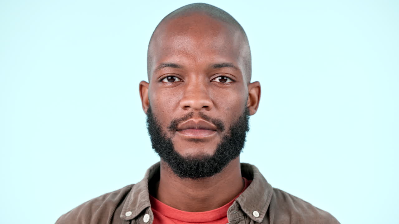 frustrado, estrés y ansiedad de un hombre en el estudio