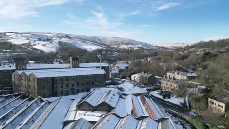 Frío-Invierno-Nevado-Vista-Aérea-Cinematográfica-Paisaje-Urbano-Paisaje-Urbano-Con-Techos-Cubiertos-De-Nieve-Panorama-4k-Imágenes-De-La-Ciudad-De-Marsden-West-Yorkshire,-Endland