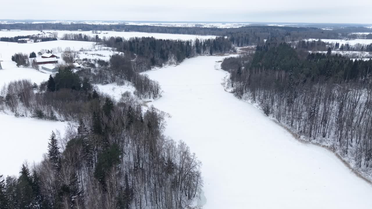 Tutustu tähän upeaan drone-videoon, joka kuvaa seesteistä, lumen peittämää metsää ja jokea rauhallisessa talvimaisemassa. Ilmakuva esittelee rauhallista, jäistä panoraamaa.