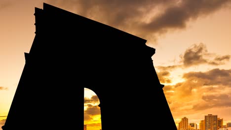 el cielo caliente del atardecer en el arco del triunfo
