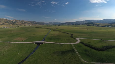 esta es una toma aerea de un camion pasando por un puente en tarqui, a las afueras de cuenca, ecuador