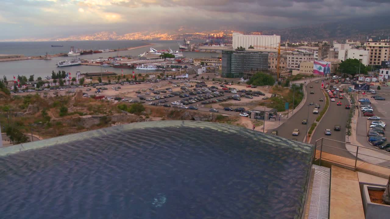 el horizonte de beirut, líbano, con una piscina infinita en primer plano