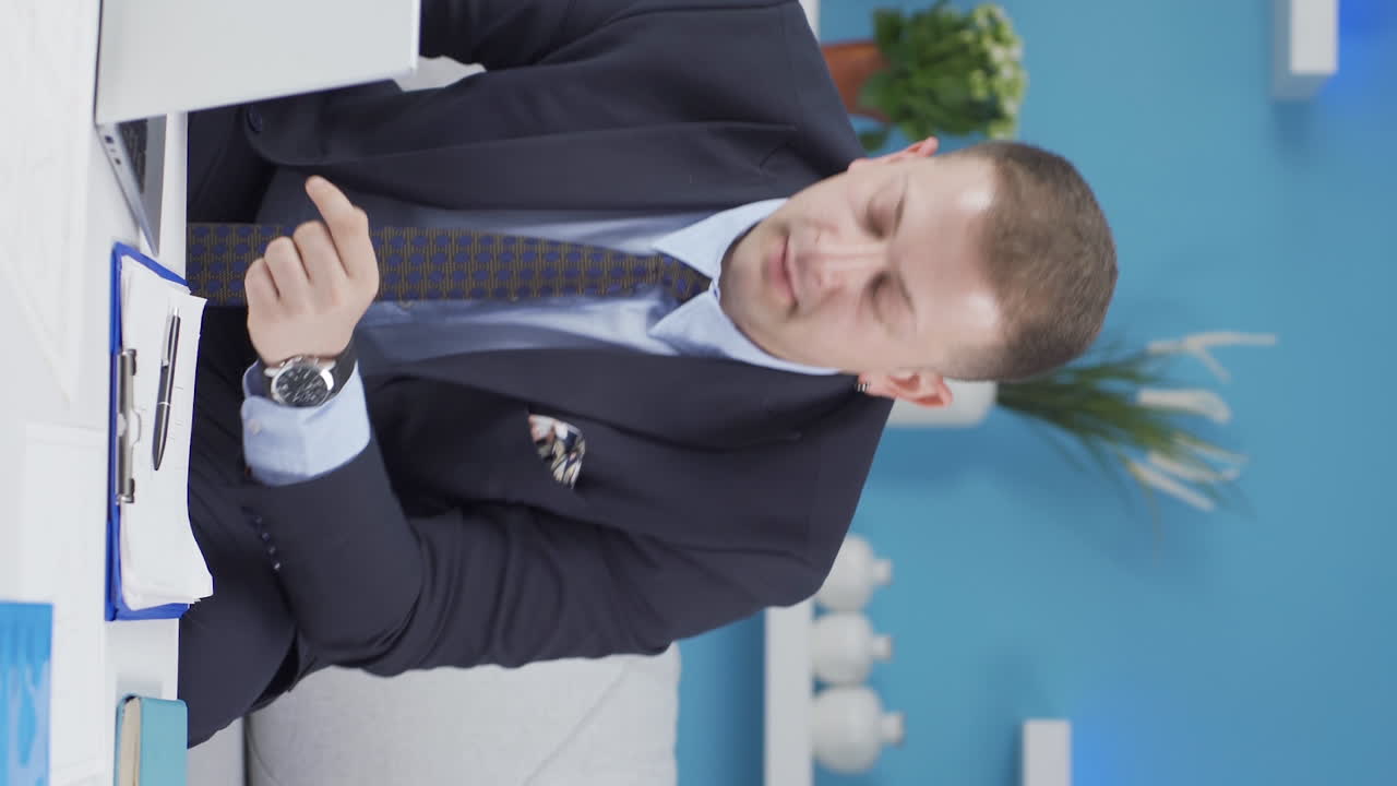 Video verticale di un uomo che lavora in smart working al computer portatile