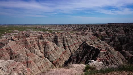 Parque-Nacional-Badlands-Un-Parque-Nacional-Estadounidense-Ubicado-En-El-Suroeste-De-Dakota-Del-Sur-Con-Colinas-Y-Pináculos-Muy-Erosionados