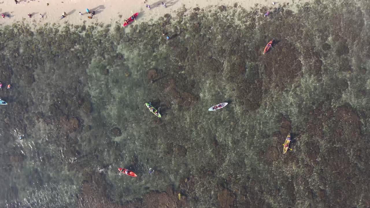 조감도, 카누와 수영을 사용하는 사드라난 해변, 구눙 키둘, 족자카르타에서 휴가 관광객의 활동