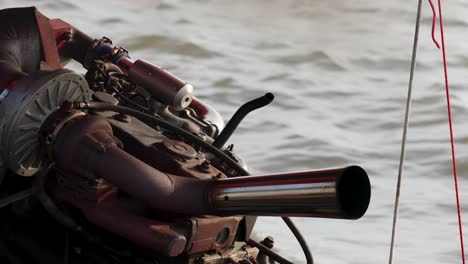 funcionamiento secuencial del motor de un barco en el mar