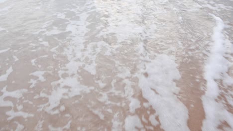 hermosa naturaleza de playa limpia y olas del mar