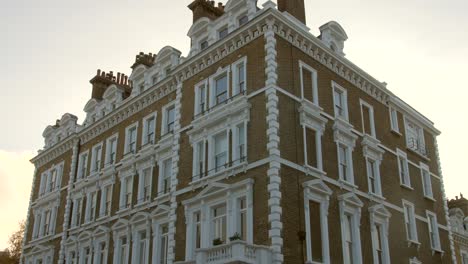 Hilera-De-Casas-Adosadas-De-Lujo-En-El-Distrito-Real-De-Kensington,-Chelsea,-Londres