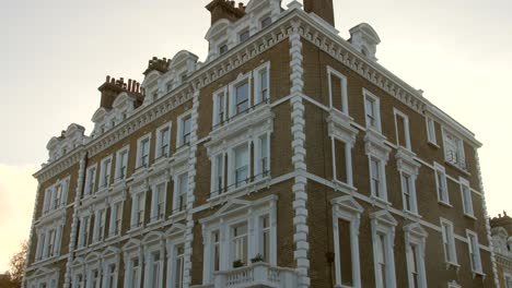 hilera de casas adosadas de lujo en el distrito real de kensington, chelsea, londres