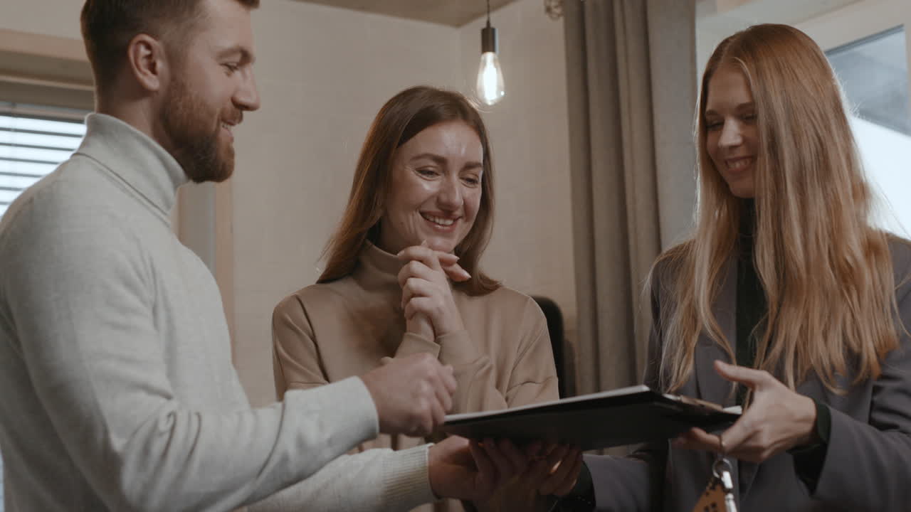 mujer trabajando en una venta de casas
