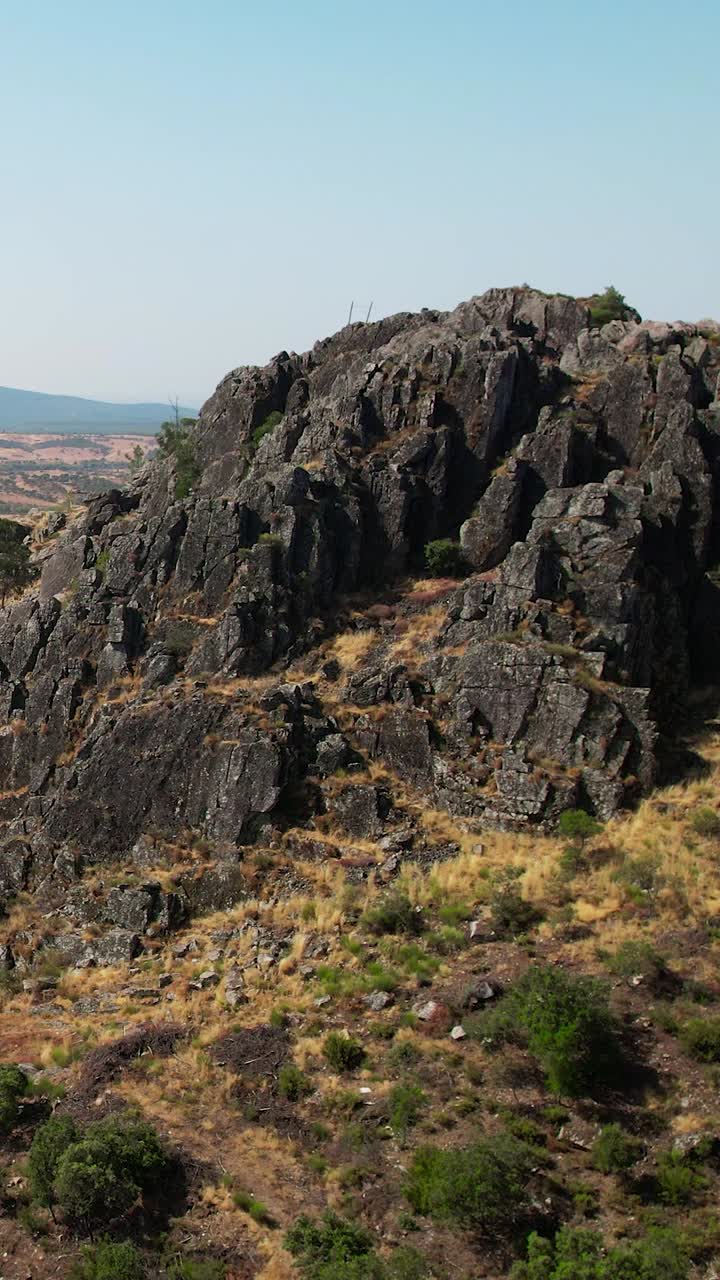 volando sobre altas montañas video vertical