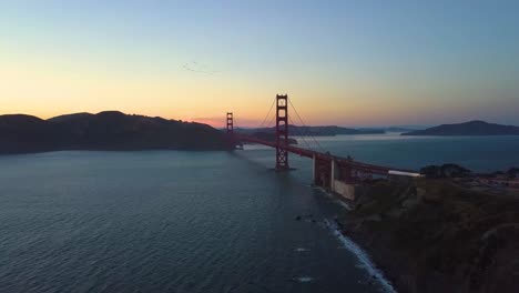 Vogelschwarm-Fliegt-An-Der-Golden-Gate-Bridge-In-San-Francisco-Vorbei---4k