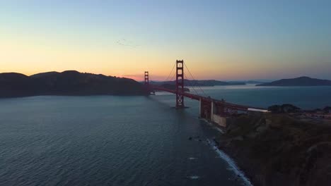 bandada de pájaros volando más allá del puente golden gate en san francisco - 4k