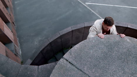 Männer-Machen-Parkour-Auf-Der-Straße