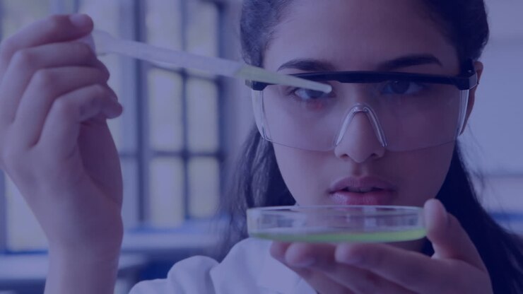 Moléculas com uma aluna em laboratório