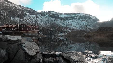 Un-Lago-Y-Una-Cabaña-En-Transfagarasan,-Rumania