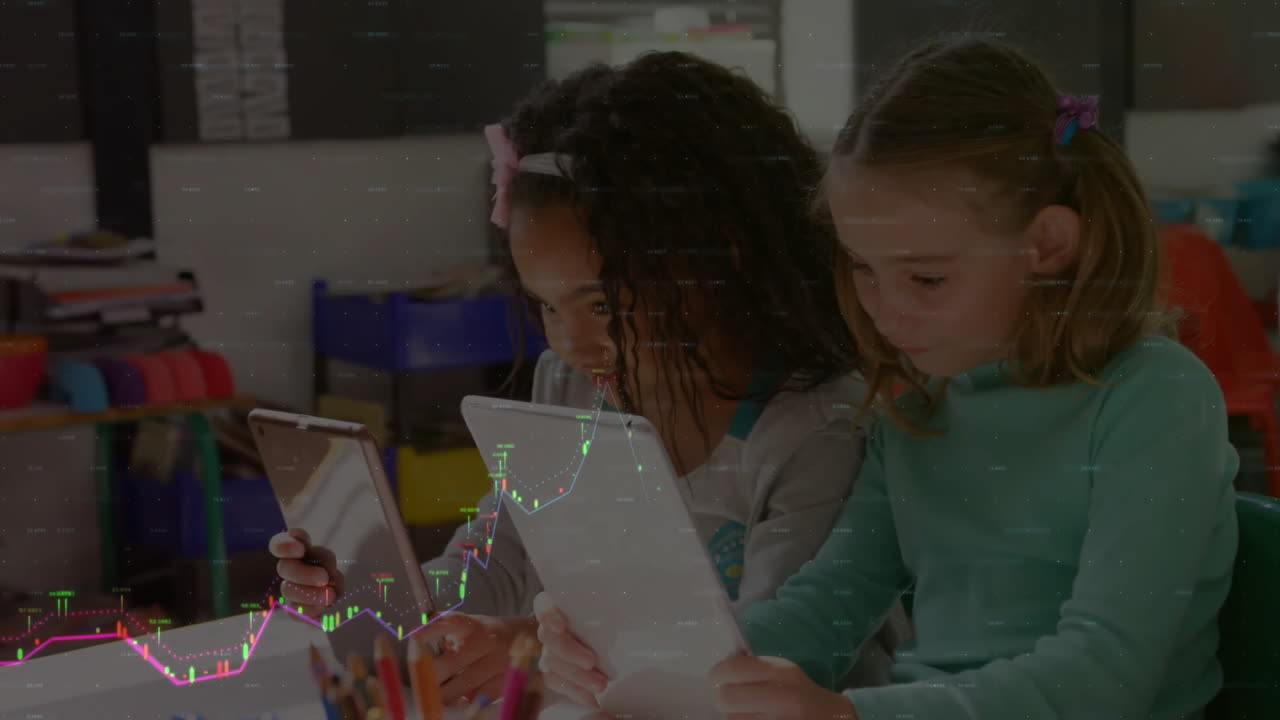 animación de procesamiento de datos sobre diversas escolares que utilizan tabletas en la clase de escuela primaria