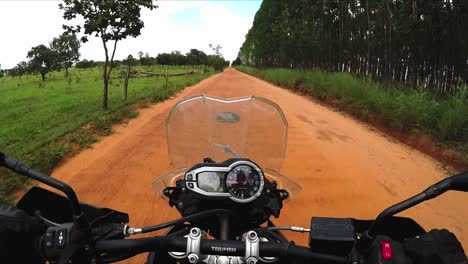 Mit-Dem-Motorrad-Durch-Die-Brasilianische-Landschaft-über-Rote,-Unbefestigte-Straßen-Fahren