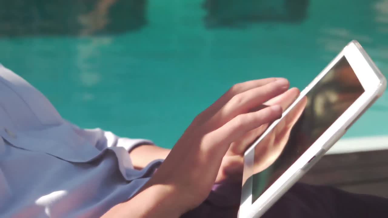 hombre usando una tableta en el jardín