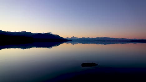 Superweiter-Zeitraffer-Des-Sonnenuntergangs-Von-Mount-Cook-Und-Lake-Pukaki-Mit-Reflexionen-Der-Hellen,-Klaren-Bergskyline