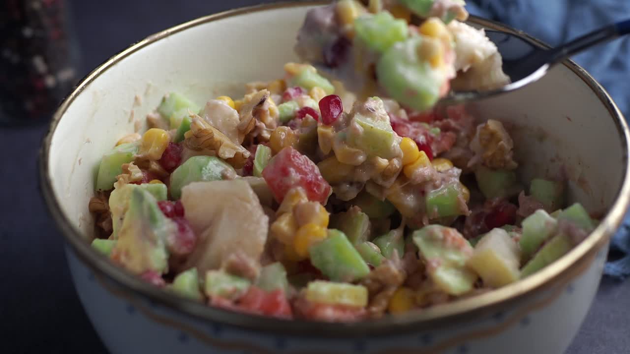 ensalada de atún con frutas y nueces