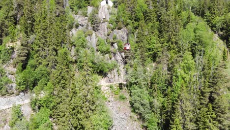 Mountain-gondola-Krossobanen-going-up-th-mountain-in-Rjukan,-Norway